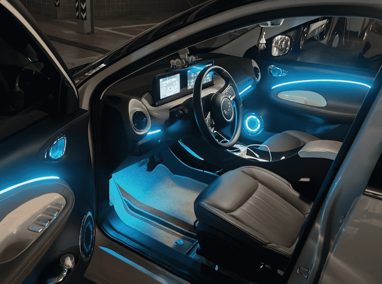 Xevaban.com ở 214 Giải Phóng là đơn vị chuyên cung cấp phụ kiện oto, đồ chơi oto, đồ chơi wuling bingo, phụ kiện wuling bingo, xevaban, 214 giải phóng, đèn led nội thất bingo, đèn nội thất bingo, đèn led bingo, độ đèn led bingo.